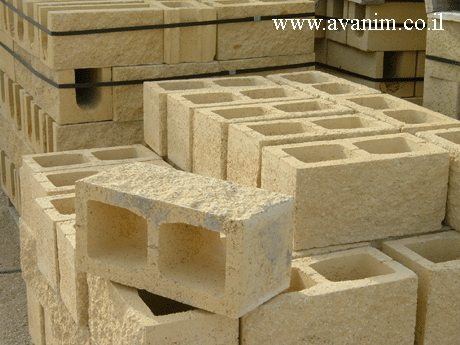 בלוקים מבוקעים ארוזים במפעל